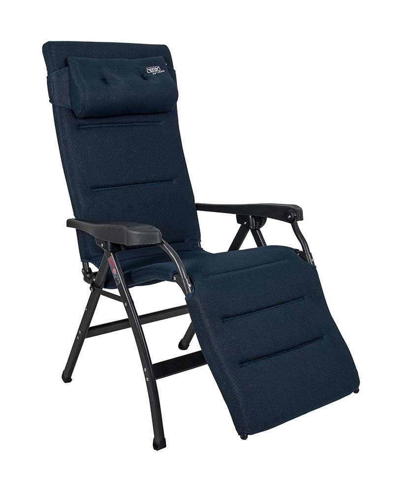 1104951 Een zeer luxe en comfortabele ergonomische relaxstoel met hoofdkussen. Deze stoel biedt maximaal comfort doordat de stoel traploos verstelbaar is. Daarnaast is deze stoel voorzien van een gepolsterde 3D stof welke is bevestigd door middel van elastiek. De comfortabele vulling van deze stof is extra luchtdoorlatend en houdt geen vocht vast. Hierdoor is deze stoel sneller droog dan andere stoelen met een traditionele schuimvulling. Daarnaast zorgt de afwerking voor een stijlvolle uitstraling. Zowel de rugleuning als de armleggers zijn ergonomisch gevormd en de is stoel voorzien van een remsysteem om de stoel in iedere gewenste positie te fixeren. De stoel is voorzien van een geanodiseerd H-frame voor extra stabiliteit en stevigheid. De stoel heeft een extra brede, een extra diepe en een extra hoge zit. Ingeklapt is deze stoel zeer compact en daardoor gemakkelijk mee te nemen in de meegeleverde opbergtas.