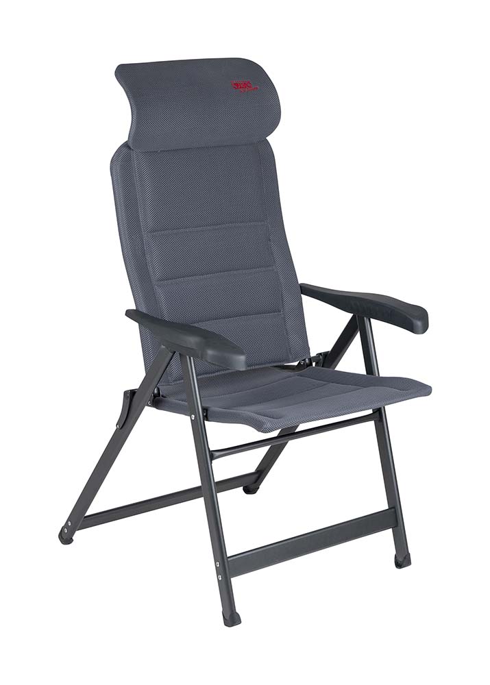 1149073 Een zeer luxe standenstoel met een verstelbare hoofdsteun. Deze stoel biedt maximaal comfort door de in 7 standen verstelbare rugleuning en de gepolsterde 3D stof. De comfortabele vulling van deze stof is extra luchtdoorlatend en houdt door de open celstructuur geen vocht vast. Hierdoor is de stoel veel sneller droog dan stoelen met een traditionele schuimvulling. Daarnaast zijn zowel de rugleuning, de zitting en de armleggers ergonomisch gevormd. De stoel is voorzien van een geanodiseerd H-frame voor extra stabiliteit en stevigheid. Ingeklapt is deze stoel zeer compact en daardoor gemakkelijk mee te nemen. Maximale belasting: 140 kilogram.