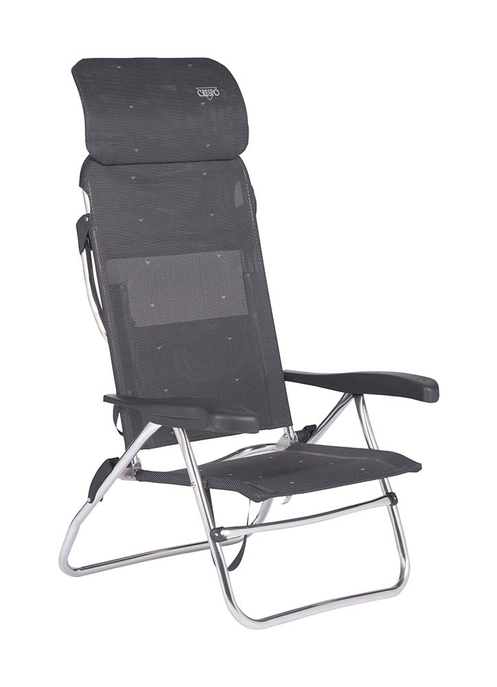 1149364 Een luxe strandstoel met een hogere zit en een verstelbare hoofdsteun. Ideaal voor gebruik op het strand, voor de tent of voor onderweg. Deze stoel is verstelbaar is 7 standen waarvan 1 stand volledig plat ligt. Hierbij steunt de gebogen bovenkant voor ondersteuning op de grond. Daarnaast is deze strandstoel voorzien van comfortabele armleuningen. Deze stoel is door de draaglussen en zijn lage gewicht gemakkelijk mee te nemen.