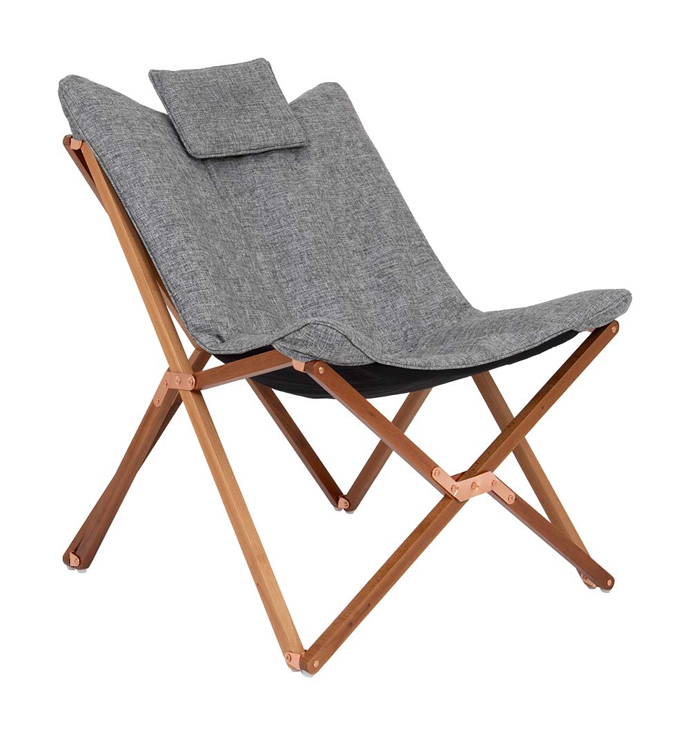 1200369 Een zeer luxe en comfortabele relaxstoel. Deze stoel is voorzien van een stijlvol en stevig houten frame. De zitting is gemaakt van Oxford polyester en heeft een linnen look. Daarnaast is de stof voorzien van een comfortabele gepolsterde vulling. De combinatie van een brede en diepe zit, de gepolsterde stof en het hoofdkussen maakt deze stoel zeer comfortabel. Het frame is inklapbaar waardoor de stoel eenvoudig is mee te nemen. Maar ook in de woonkamer, op het balkon of in de tuin kan deze stoel worden gebruikt!