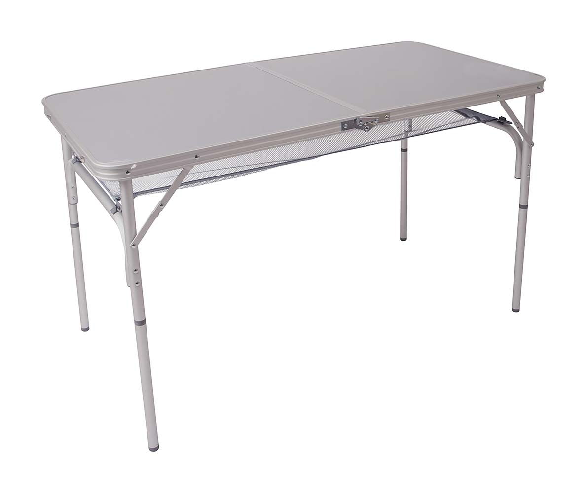 1404421 Een koffermodel campingtafel met een watervast en hittebestendig tafelblad. Deze zeer stabiele tafel heeft stelschroeven voor extra fijnstelling en een deelbaar tafelblad. Hierdoor is de tafel eenvoudig op te vouwen tot koffermodel. Gemaakt van lichtgewicht aluminium met een watervast en hittebestendig tafelblad. De poten zijn in hoogte verstelbaar (36/70 cm). Onder het tafelblad is een net bevestigd om spullen op te bergen. Ingeklapt (lxbxh): 60x60x7 centimeter.