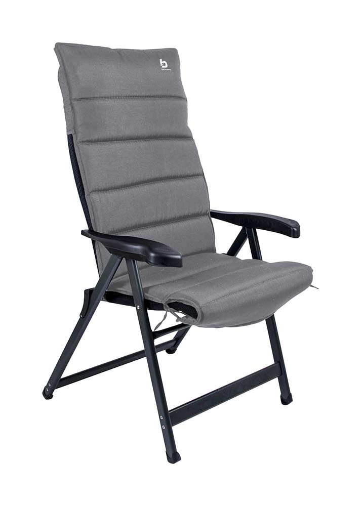 1849320 Een universele stoelhoes voor (kampeer)stoelen. Deze gepolsterde stoelhoes zorgt voor optimaal zitcomfort. Door middel van koord en lusjes is deze hoes passend te maken op iedere stoel.