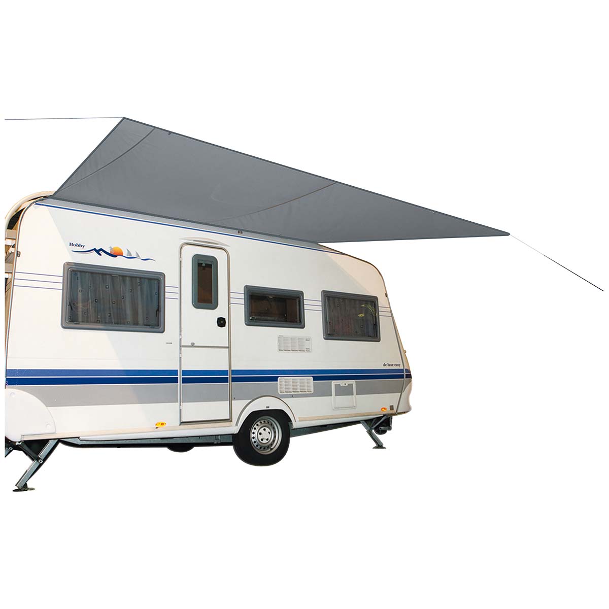 4471550 A tarpaulin with an extra strong strip for the caravan rails. This tarpaulin is quick and easy to attach to the trailer and can also be attached to the caravan/camper, rolled up. This tarpaulin can also be set-up loose by means of the eyelets in the tarpauling and the provided guy ropes and pegs. Is waterproof due to the PU coating and a 2000 mm water column. Including a handy carry bag.